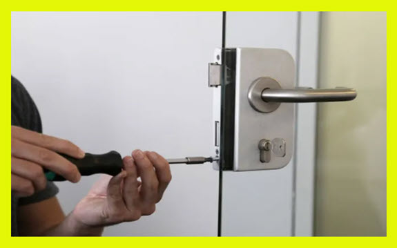  Passo 1   Remova primeiro a parafuso do fechadura com uma chave de fenda de ponta cruzada para soltar o cilindro mecânico.