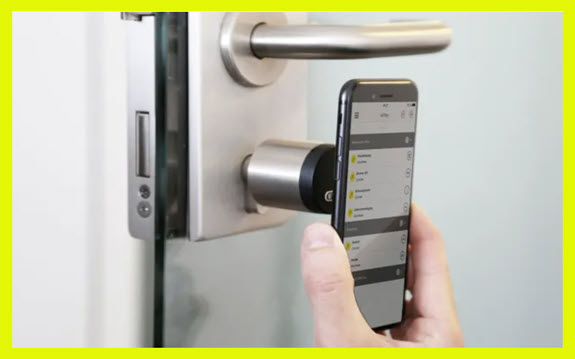 Passo 9 Você também pode bloquear o seu cilindro AirKey com cartões e porta-chaves.  O seu smartphone serve como base para a codificação dos acessos.